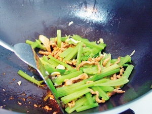 芹菜炒瘦肉做法5