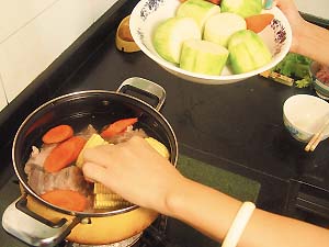 排骨玉米蘿蔔湯做法3