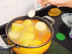 排骨玉米蘿蔔湯做法5