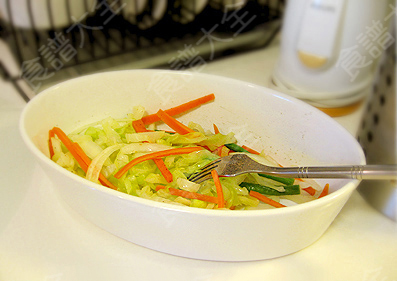 火腿蔬菜卷-處理蔬菜絲