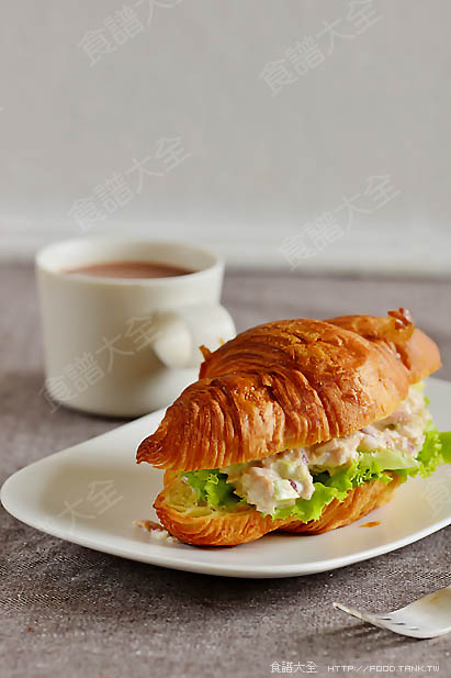 可頌鮪魚酪梨三明治