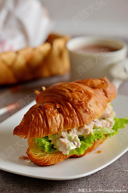 可頌鮪魚酪梨三明治